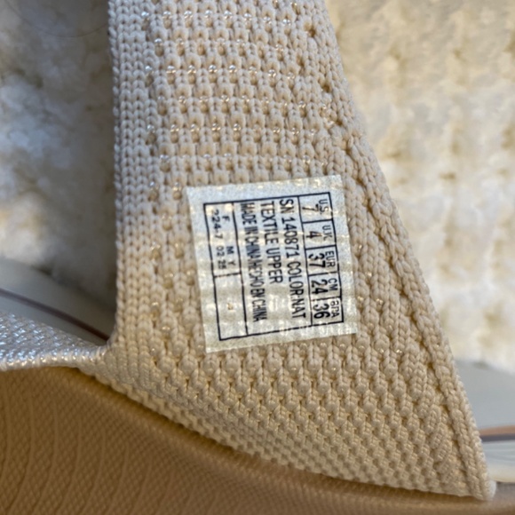 Skechers Archfit Sandals, tan with adjustable buckles, size 7 - Picture 3 of 6